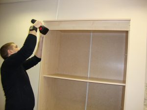 Monteur bei der professionellen Schrankmontage in Berlin